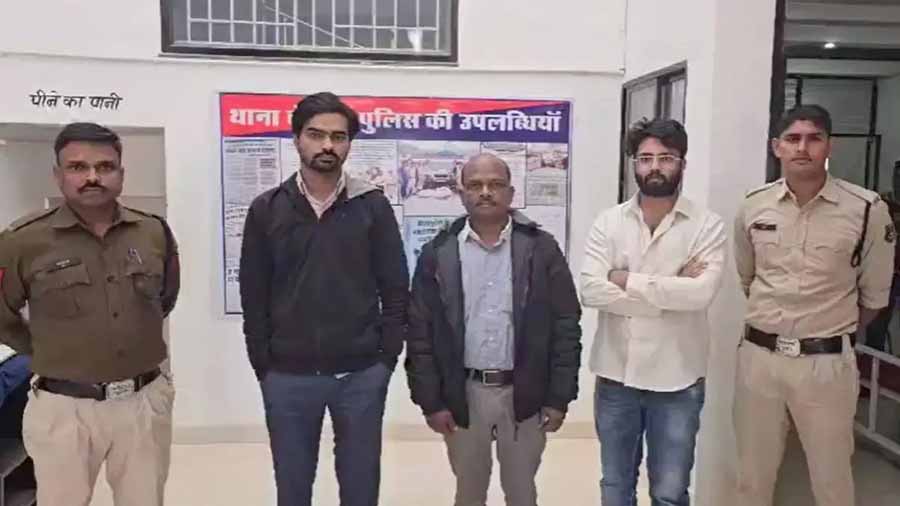 बंद खातों को एक्टिवेट कर लाखों रुपये का गबन, SBI बैंक के चार अधिकारी गिरफ्तार बंद खातों को एक्टिवेट कर लाखों रुपये का गबन, SBI बैंक के चार अधिकारी गिरफ्तार