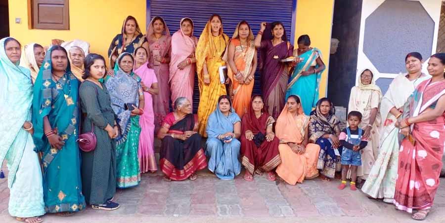 महतारी वंदन की राशि को जमा कर अहिरवार समाज की महिलाओं ने बड़े कार्य के लिए निकाला अनूठा रास्ता महतारी वंदन की राशि को जमा कर अहिरवार समाज की महिलाओं ने बड़े कार्य के लिए निकाला अनूठा रास्ता