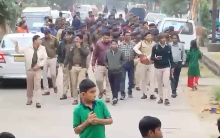 सुबह-सुबह बदमाशों पर शिकंजा कसने के लिए राजधानी में पुलिस की सरप्राइज चेकिंग, 15 संदिग्धों को लिया हिरासत में सुबह-सुबह बदमाशों पर शिकंजा कसने के लिए राजधानी में पुलिस की सरप्राइज चेकिंग, 15 संदिग्धों को लिया हिरासत में