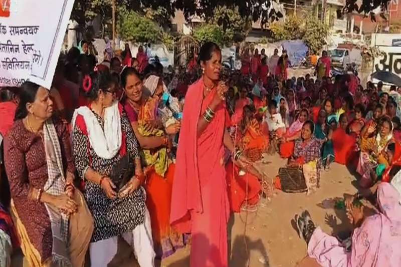 बलौदाबाजार में संविलियन की मांग पर अड़ी हैं मितानिन, सैकड़ों महिलाएं शामिल हुईं विरोध प्रदर्शन में बलौदाबाजार में संविलियन की मांग पर अड़ी हैं मितानिन, सैकड़ों महिलाएं शामिल हुईं विरोध प्रदर्शन में