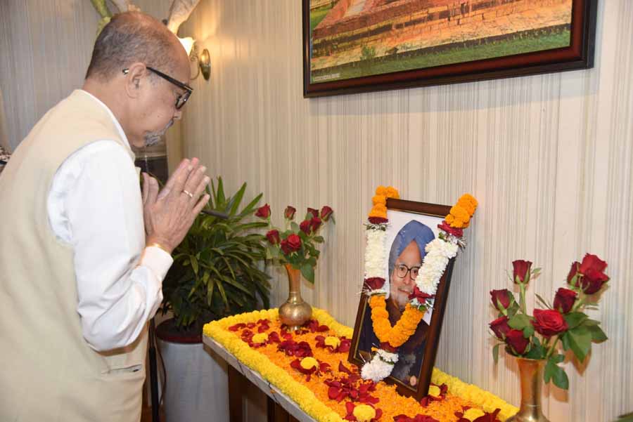 राज्यपाल डेका ने पूर्व प्रधानमंत्री डॉ. मनमोहन सिंह के निधन पर उन्हें दी भावभीनी श्रद्धांजलि राज्यपाल डेका ने पूर्व प्रधानमंत्री डॉ. मनमोहन सिंह के निधन पर उन्हें दी भावभीनी श्रद्धांजलि