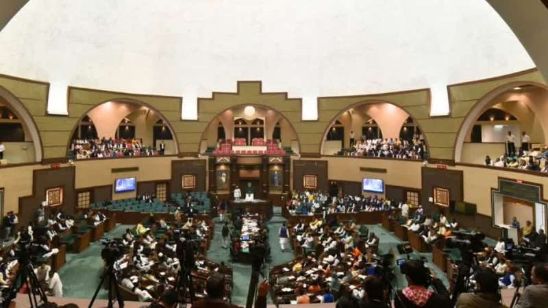 संसद की घटना पर सदन में हंगामा, विधानसभा अनिश्चितकाल के लिए स्थगित संसद की घटना पर सदन में हंगामा, विधानसभा अनिश्चितकाल के लिए स्थगित