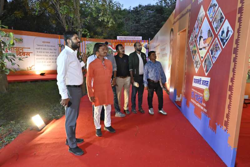 अटल जी की कविताएं मंत्रमुग्ध कर रही आगंतुकों को अटल जी की कविताएं मंत्रमुग्ध कर रही आगंतुकों को