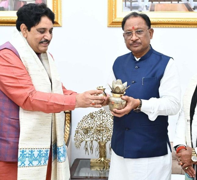 उत्तर प्रदेश के मुख्यमंत्री योगी आदित्यनाथ ने छत्तीसगढ़ के मुख्यमंत्री विष्णु देव साय के लिए भेजा महाकुंभ में शामिल होने का आमंत्रण