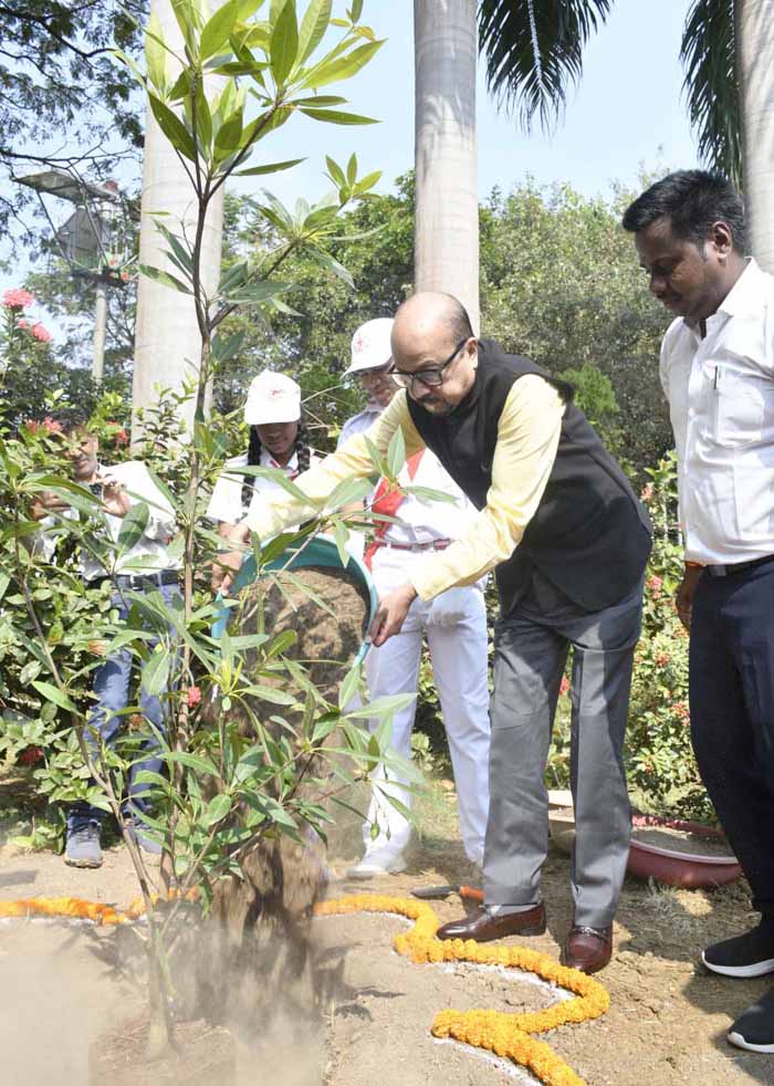 एक पेड़ मां के नाम पर राज्यपाल डेका ने रूद्राक्ष पौधा रोपण किया