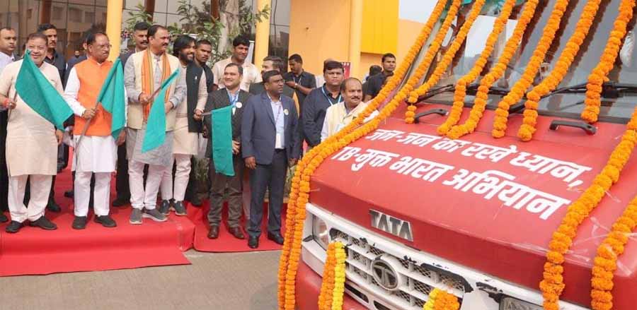 मुख्यमंत्री विष्णुदेव साय ने मोबाइल मेडिकल यूनिट व प्रचार वाहन को हरी झंडी दिखाकर किया रवाना मुख्यमंत्री विष्णुदेव साय ने मोबाइल मेडिकल यूनिट व प्रचार वाहन को हरी झंडी दिखाकर किया रवाना