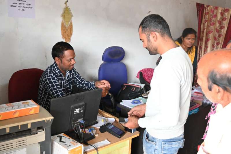 उपार्जन केन्द्रों में माइक्रो एटीएम की सुविधा से प्रसन्न है किसान उपार्जन केन्द्रों में माइक्रो एटीएम की सुविधा से प्रसन्न है किसान