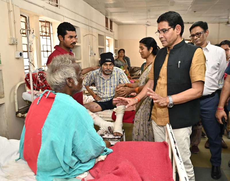 अस्पताल पहुँचकर मरीजों का पूछा हाल