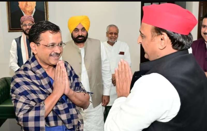 अखिलेश की केजरीवाल से दोस्ती राहुल गांधी के लिए खतरे की घंटी 