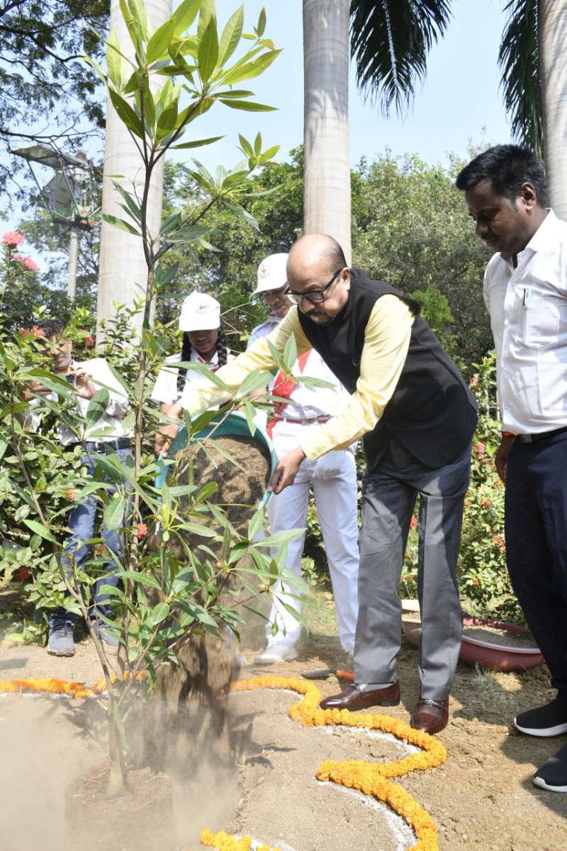 एक पेड़ मां के नाम पर राज्यपाल डेका ने रूद्राक्ष पौधा रोपण किया