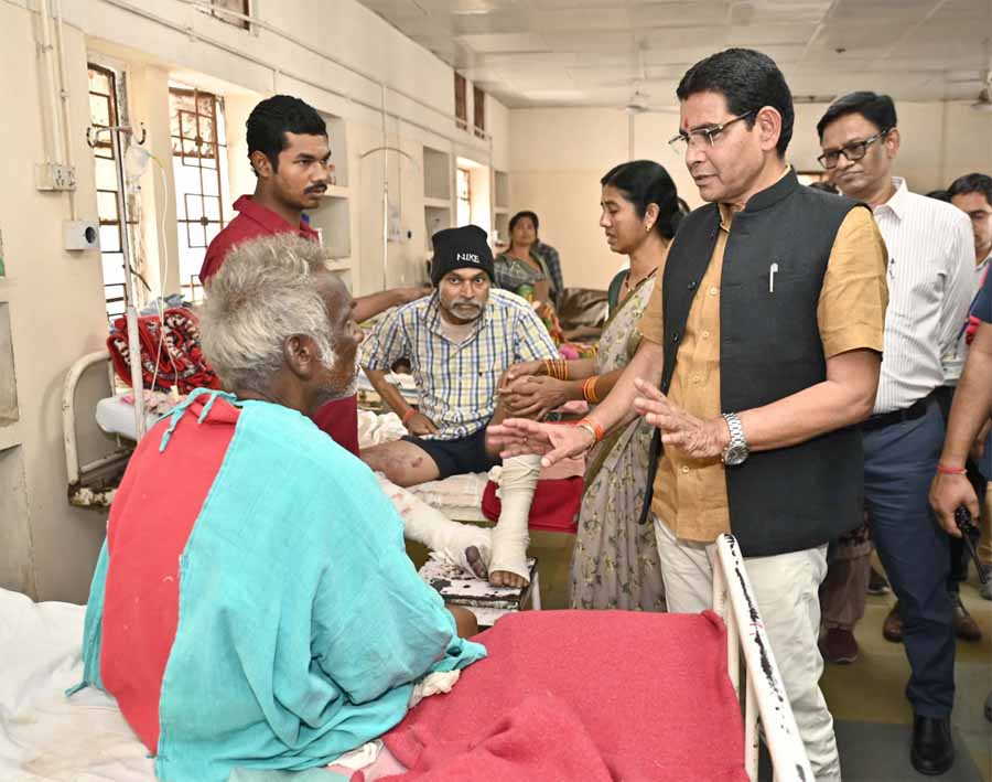 राजस्व मंत्री वर्मा ने अस्पताल पहुँचकर मरीजों का पूछा हाल