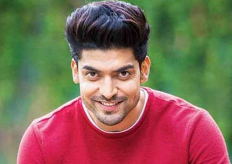 दिल्ली की यात्रा में काफी खुश नजर आए गुरमित चौधरी