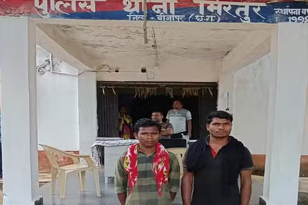 बीजापुर पुलिस ने 10 हजार के इनामी कमांडर सहित तीन नक्सलियों को किया गिरफ्तार