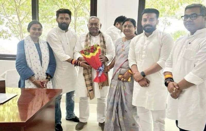चिराग और नीतिश की नजदीकियां, क्या बिहार में कोई नया गुल खुलाएगी