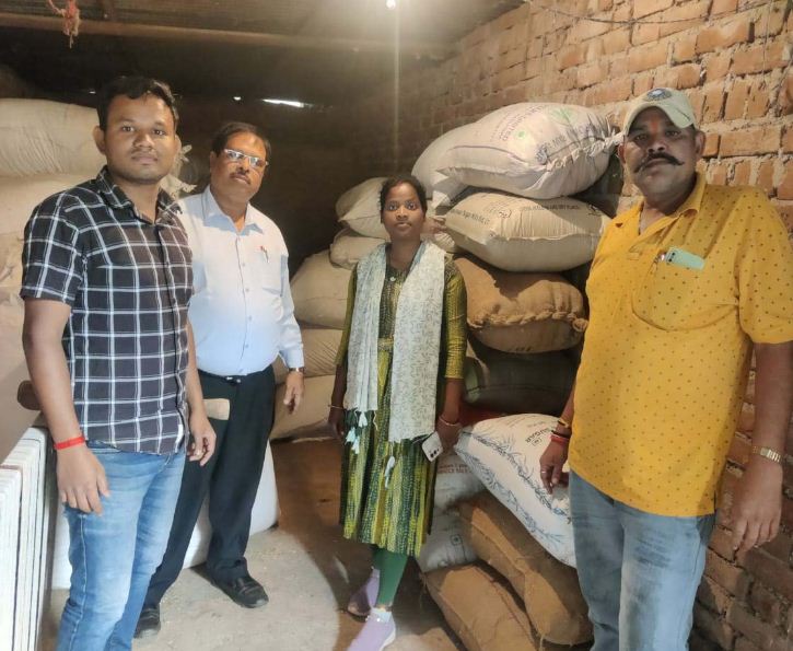 टीम ने फिर मारा छापा, 6 लाख रुपए के 164 क्विंटल धान जब्त टीम ने फिर मारा छापा, 6 लाख रुपए के 164 क्विंटल धान जब्त