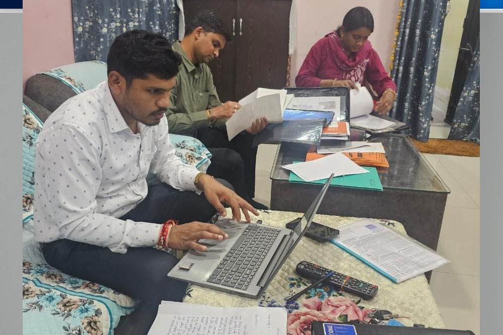 कर्मचारियों से दुर्व्यवहार करने वाले व्यवसायियों के प्रतिष्ठानों पर स्टेट जीएसटी की दबिश कर्मचारियों से दुर्व्यवहार करने वाले व्यवसायियों के प्रतिष्ठानों पर स्टेट जीएसटी की दबिश