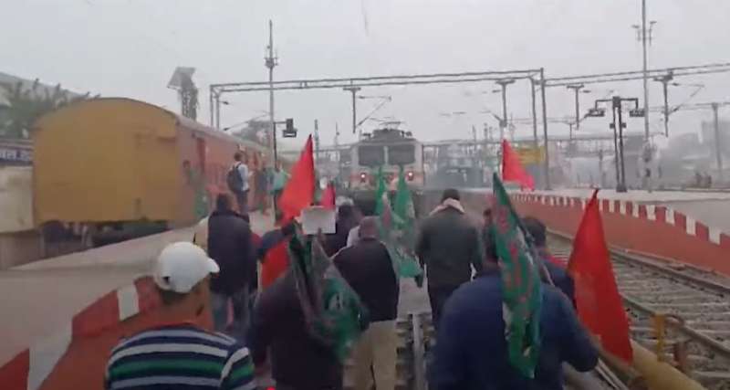 BPSC छात्रों पर लाठीचार्ज के खिलाफ दरभंगा जंक्शन पर प्रदर्शन, बिहार संपर्क क्रांति रोकी गई