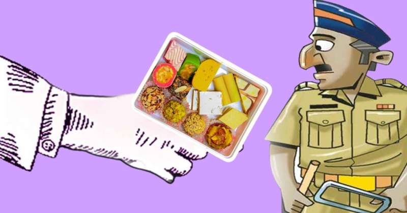 नोएडा के परी चौक पर रिश्वत के तौर पर मंगवाई मिठाई, वीडियो वायरल होने के बाद ट्रैफिक कॉन्स्टेबल सस्पेंड