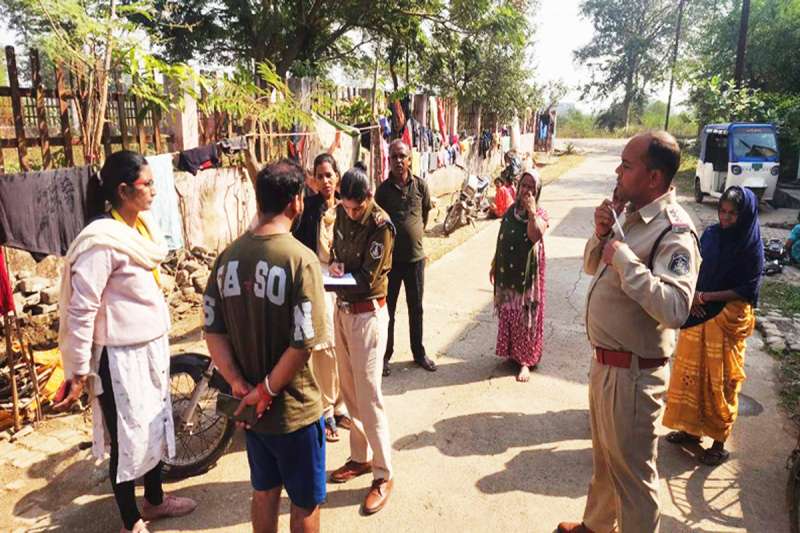 पुलिस ने चलाया अभियान, बाहर से आने वाले यात्रियों व फेरीवालों का किया गया सत्यापन पुलिस ने चलाया अभियान, बाहर से आने वाले यात्रियों व फेरीवालों का किया गया सत्यापन