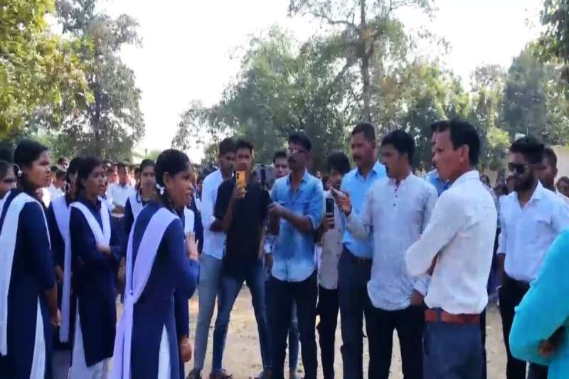 गुरुजी छात्रों को गलत तरीके से छूते हैं… प्रताड़ित करने का आरोप, बच्चों ने कलेक्टर से की शिकायत, जांच शुरू गुरुजी छात्रों को गलत तरीके से छूते हैं… प्रताड़ित करने का आरोप, बच्चों ने कलेक्टर से की शिकायत, जांच शुरू