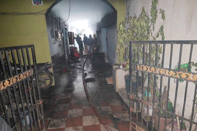 पुलिस विवाद सुलझाने आई थी, पति ने घर में आग लगा दी… सिलेंडर फटा और सब जलते हुए भागे