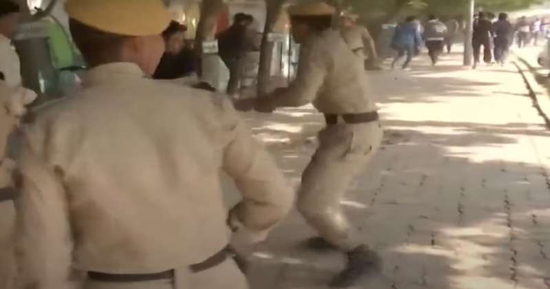 BPSC कार्यालय के पास अभ्यर्थियों पर लाठी चार्ज, नॉमलाइजेशन के खिलाफ प्रदर्शन BPSC कार्यालय के पास अभ्यर्थियों पर लाठी चार्ज, नॉमलाइजेशन के खिलाफ प्रदर्शन