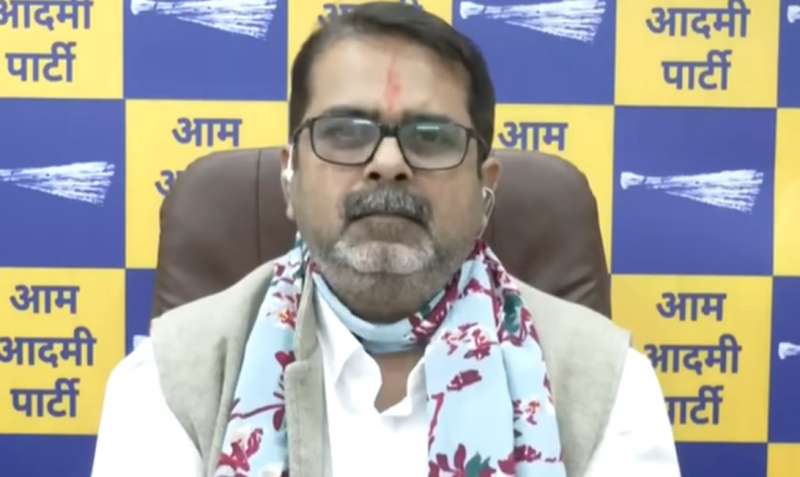 अवध ओझा ने केजरीवाल को भगवान बता दिया, उनके पीछे समाज के कंस पड़ गए अवध ओझा ने केजरीवाल को भगवान बता दिया, उनके पीछे समाज के कंस पड़ गए