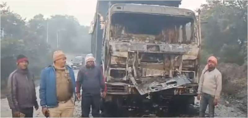 रांची में अपराधियों ने कोल माइन्स कंपनी के हाईवा ट्रक को लगाई आग रांची में अपराधियों ने कोल माइन्स कंपनी के हाईवा ट्रक को लगाई आग