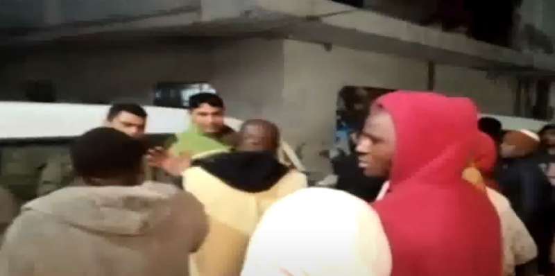 दिल्ली के निहाल विहार में अफ्रीकी महिला के साथ पिटाई, पति और दोस्तों ने बीच सड़क पर किया हमला