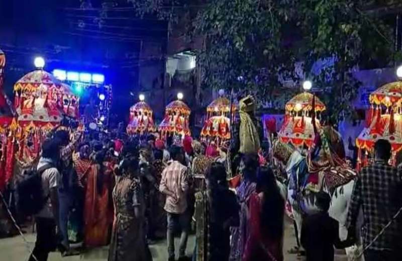 शादी के जश्न में छाया सन्नाटा, बदमाशों ने दूल्हे के रिश्तेदार से छीना डेढ़ लाख का बैग शादी के जश्न में छाया सन्नाटा, बदमाशों ने दूल्हे के रिश्तेदार से छीना डेढ़ लाख का बैग