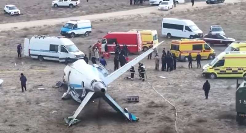 कजाखस्तान में एंब्राएर विमान दुर्घटनाग्रस्त, 38 लोगों की मौत कजाखस्तान में एंब्राएर विमान दुर्घटनाग्रस्त, 38 लोगों की मौत