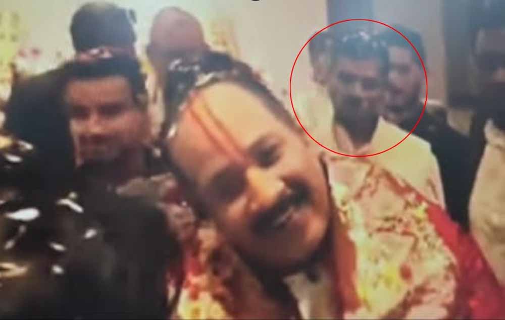 महादेव ऑनलाइन सट्टा एप के मुख्य प्रमोटर सौरभ चंद्राकर और रवि उप्पल की तस्वीरें तेजी से वायरल महादेव ऑनलाइन सट्टा एप के मुख्य प्रमोटर सौरभ चंद्राकर और रवि उप्पल की तस्वीरें तेजी से वायरल