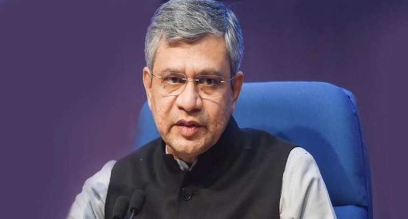 अनारक्षित और आरक्षित कोचों में वेटिंग लिस्ट यात्रियों पर रेल मंत्री का बड़ा बयान, कहा….