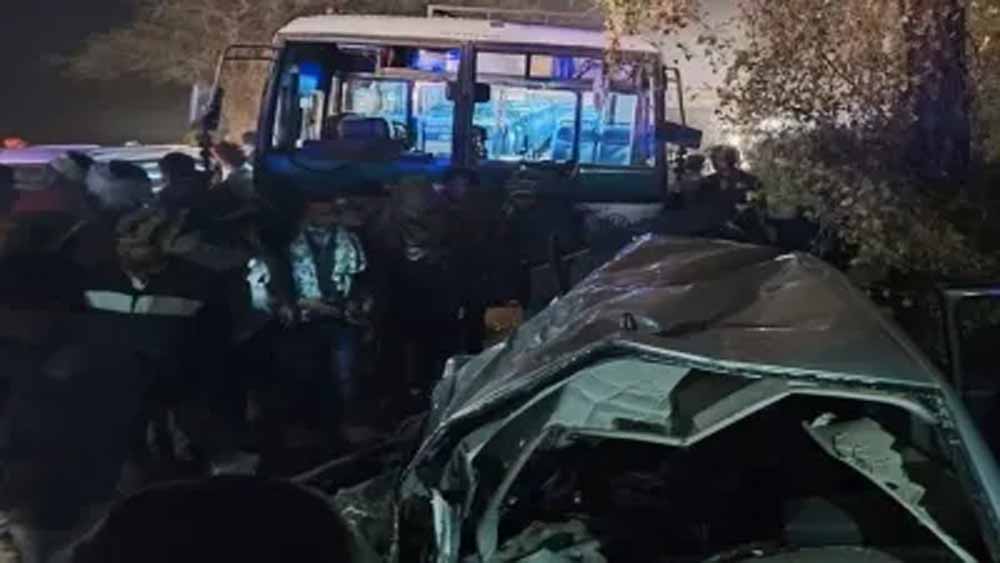 राजस्थान के करौली जिले में बस की टक्कर से एक भीषण सड़क हादसे में पांच लोगों की मौत राजस्थान के करौली जिले में बस की टक्कर से एक भीषण सड़क हादसे में पांच लोगों की मौत