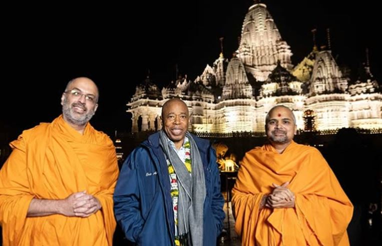 न्यूयॉर्क के मेयर एरिक एडम्स ने की अक्षरधाम मंदिर की यात्रा, प्रमुख स्वामी महाराज से की मुलाकात