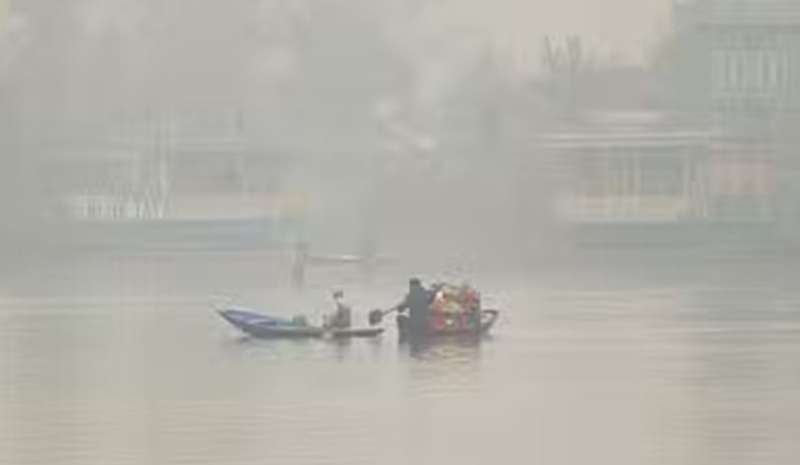 डल झील बनी बर्फ की चादर, उत्तराखंड में हिमपात; दिल्ली-यूपी में शीतलहर का अलर्ट डल झील बनी बर्फ की चादर, उत्तराखंड में हिमपात; दिल्ली-यूपी में शीतलहर का अलर्ट