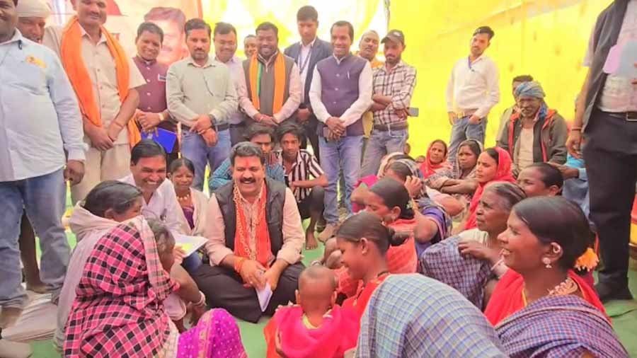 एक दिवसीय कवर्धा प्रवास पर डिप्टी सीएम शर्मा, ग्रामीणों के साथ सजाई चौपाल एक दिवसीय कवर्धा प्रवास पर डिप्टी सीएम शर्मा, ग्रामीणों के साथ सजाई चौपाल