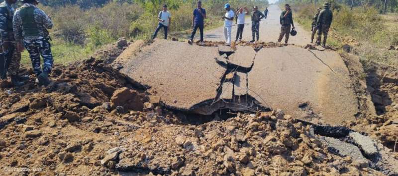 सडक़ के नीचे माओवादियों ने दबा रखा 50 किलो बारूद