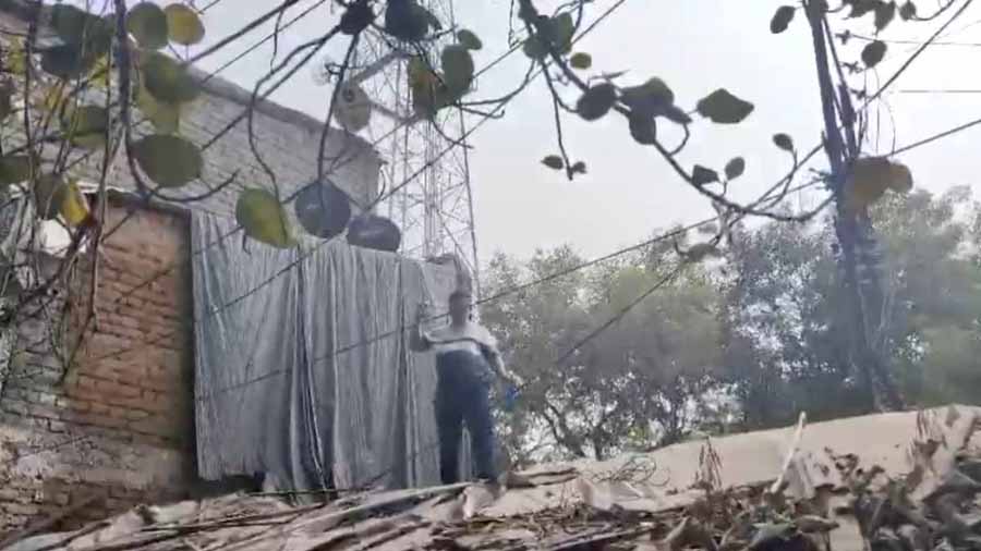 मकान खाली कराने प्रशासनिक कार्रवाई के दौरान बड़ा हंगामा, परिवार ने की आत्मदाह करने की कोशिश मकान खाली कराने प्रशासनिक कार्रवाई के दौरान बड़ा हंगामा, परिवार ने की आत्मदाह करने की कोशिश