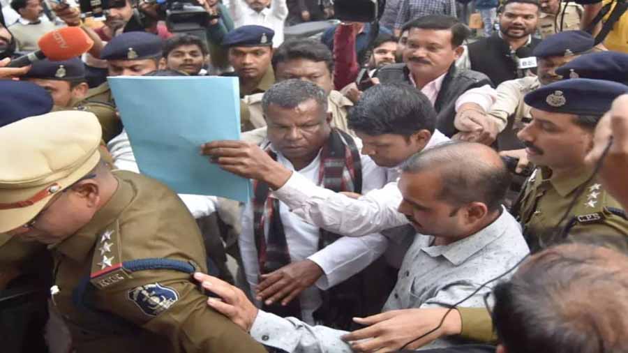 छत्तीसगढ़ शराब घोटाला: मंत्री लखमा गिरफ्तार कर सात दिन की रिमांड पर भेजे गए छत्तीसगढ़ शराब घोटाला: मंत्री लखमा गिरफ्तार कर सात दिन की रिमांड पर भेजे गए