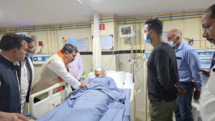 गृहमंत्री विजय शर्मा घायल जवानों से मिलने पहुंचे अस्पताल, कहा- जवानों ने बड़े ऑपरेशन को दिया अंजाम गृहमंत्री विजय शर्मा घायल जवानों से मिलने पहुंचे अस्पताल, कहा- जवानों ने बड़े ऑपरेशन को दिया अंजाम