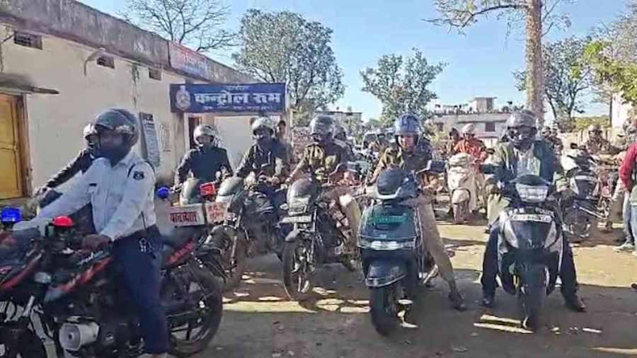 36वें राष्ट्रीय सड़क सुरक्षा माह का शुभारंभ, पुलिस ने निकाली जागरूकता रैली 36वें राष्ट्रीय सड़क सुरक्षा माह का शुभारंभ, पुलिस ने निकाली जागरूकता रैली