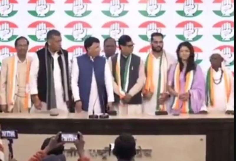 जेडीयू को दोहरा झटका, अली अनवर और भगीरथ मांझी ने थामा कांग्रेस का हाथ जेडीयू को दोहरा झटका, अली अनवर और भगीरथ मांझी ने थामा कांग्रेस का हाथ