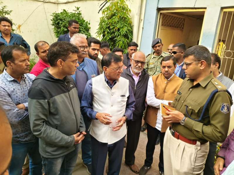 उद्योग मंत्री देवांगन पहुंचे सराफा व्यवसायी के निवास उद्योग मंत्री देवांगन पहुंचे सराफा व्यवसायी के निवास