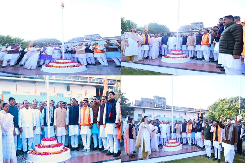 भाजपा के प्रदेश अध्यक्ष व सांसद श्री विष्णुदत्त शर्मा, क्षेत्रीय संगठन महामंत्री श्री अजय जामवाल एवं प्रदेश संगठन महामंत्री श्री हितानंद जी ने प्रदेश कार्यालय में किया ध्वजारोहण