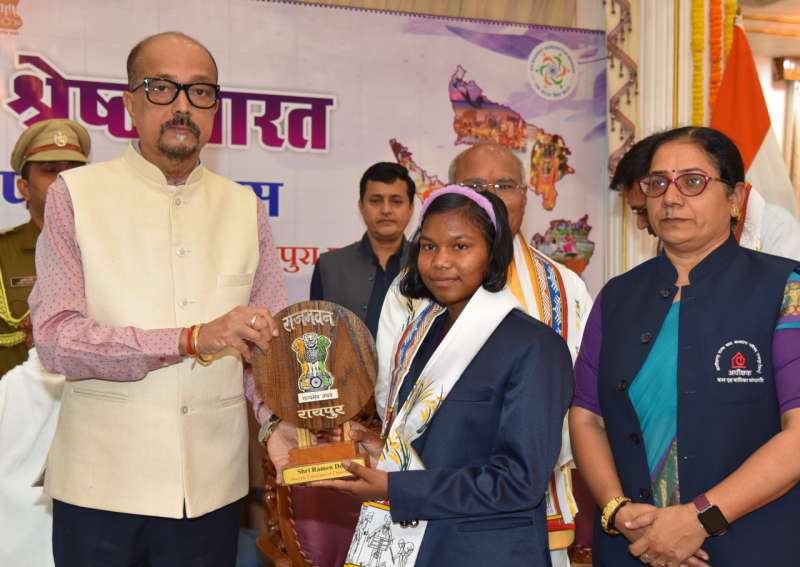 राज्यपाल डेका ने राष्ट्रीय बाल पुरूस्कार से सम्मानित बालिका का किया सम्मान राज्यपाल डेका ने राष्ट्रीय बाल पुरूस्कार से सम्मानित बालिका का किया सम्मान