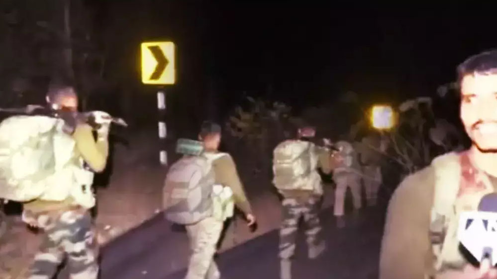 गरियाबंद में नक्सलियों के खिलाफ ऑपरेशन खत्म, चार दिन के ऑपरेशन के बाद जवान मुस्कुराते हुए जंगल से लौटे गरियाबंद में नक्सलियों के खिलाफ ऑपरेशन खत्म, चार दिन के ऑपरेशन के बाद जवान मुस्कुराते हुए जंगल से लौटे