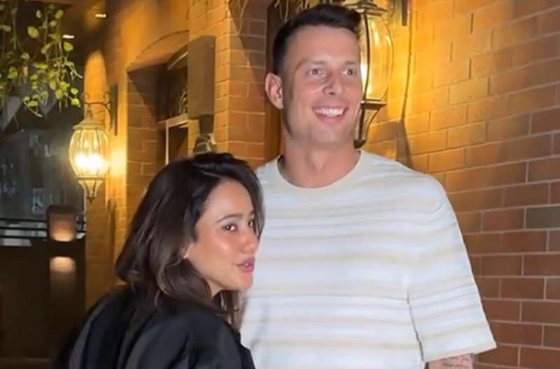 नेहा ने पहली बार पेटार के साथ अपनी केमिस्ट्री को सार्वजनिक किया नेहा ने पहली बार पेटार के साथ अपनी केमिस्ट्री को सार्वजनिक किया