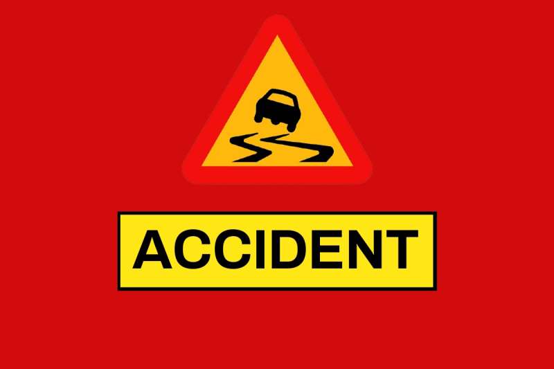 सड़क हादसा; बाइक को बचाने के चक्कर में मजदूरों से भरा वाहन पलटा, 25 से अधिक लोग घायल सड़क हादसा; बाइक को बचाने के चक्कर में मजदूरों से भरा वाहन पलटा, 25 से अधिक लोग घायल