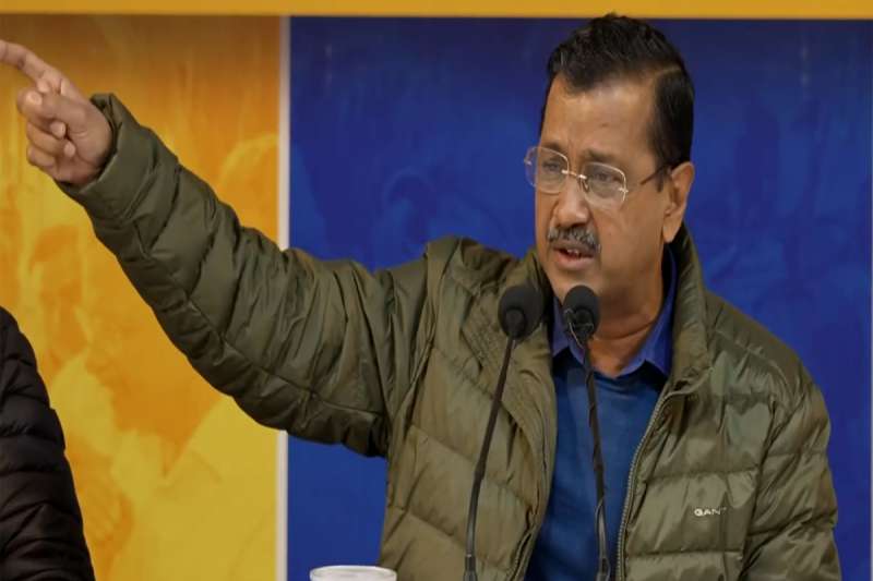 दिल्ली में केजरीवाल की प्रेस कॉन्फ्रेंस, जनता के लिए पेश किये ‘दो मॉडल’ दिल्ली में केजरीवाल की प्रेस कॉन्फ्रेंस, जनता के लिए पेश किये ‘दो मॉडल’